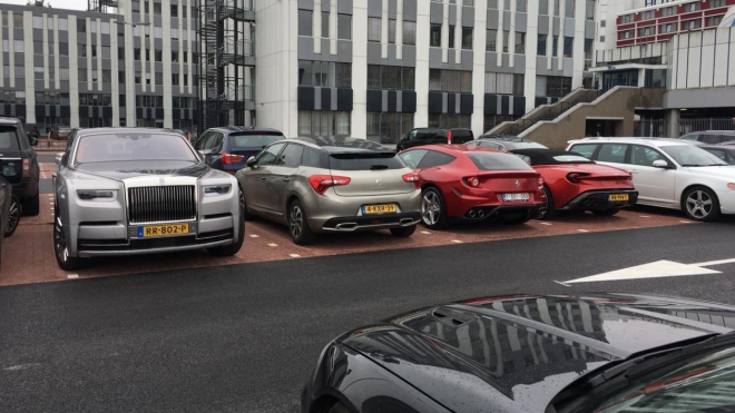 Takhle vypadá parkoviště před veletrhem s uměleckými díly v hodnotě 100 miliard Kč