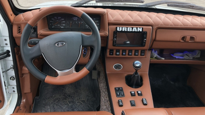 Někdo zkusil předělat starou Ladu Niva na Mercedes třídy G. Takhle to dopadlo