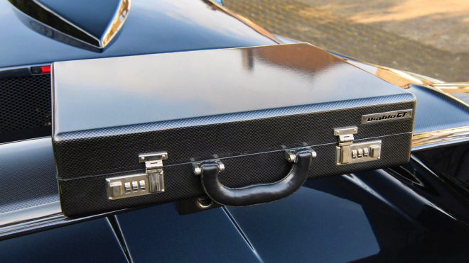 Tento karbonový kufřík dávalo Lambo k jednomu ze svých vzácných aut. Proč? A co skrýval?