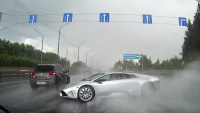 Rus s chromovaným Lamborghini konečně zazářil, poslal ho do hodin na dálnici (videa)