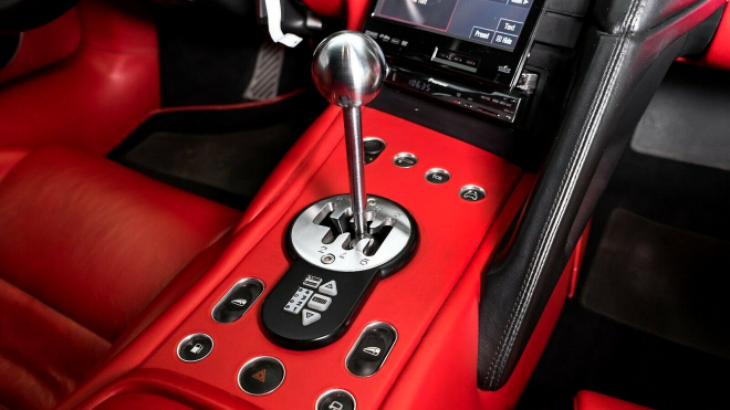 Nejlevnější moderní Lamborghini s V12 a manuálem stojí v českém autobazaru