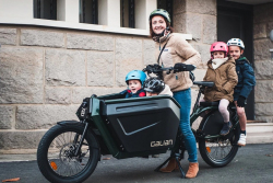 Tohle je buducnost osobní dopravy v EU. Elektrokolo pro 5 lidí za peníze, které donedávna stačily na nové auto, gratulujeme