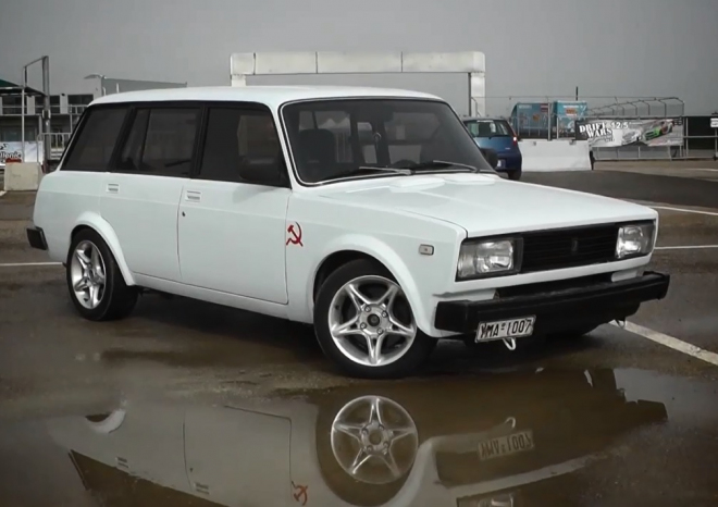 Stará Lada 2104 s motorem z Nissanu: přes 450 koní v sovětské krabici