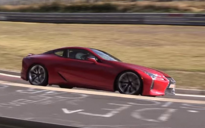 Lexus LC500 dolaďuje formu na Ringu, jeho atmosférická V8 burácí do daleka (video)