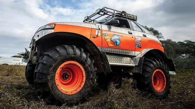 Rus chtěl jezdit jako Putin v Arktidě, postavil si terénní monstrum z Lady