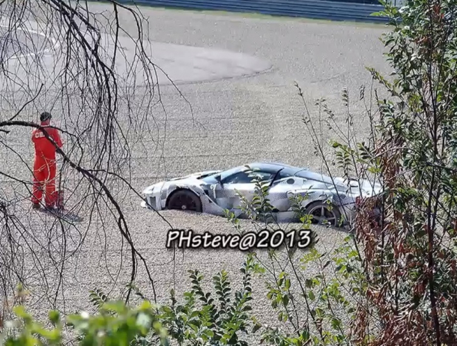 Ferrari LaFerrari má za sebou první nehodu, selhání brzd jej poslalo do kačírku (video)