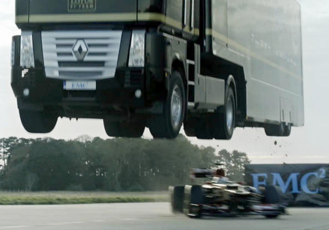 Jak se natáčel skok kamionu přes Formuli 1: proč jsme toto video neměli vidět?