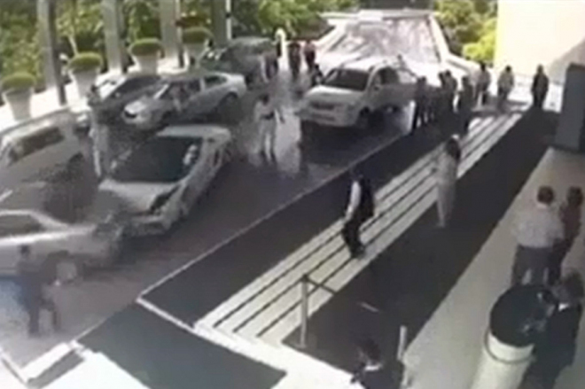 Pikolík nepochopitelně naboural hostovo Lamborghini, přijde ho to na 6,7 milionu (video)