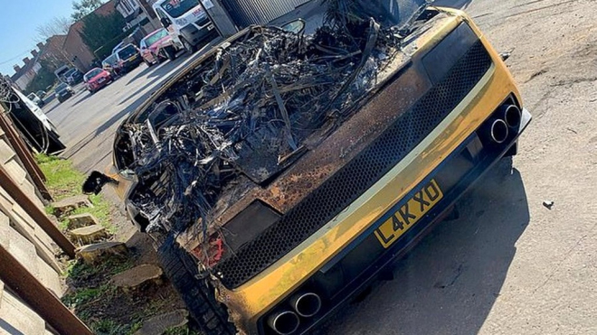 Lamborghini raději shořelo, než aby muselo snášet zvláštní vkus svého majitele