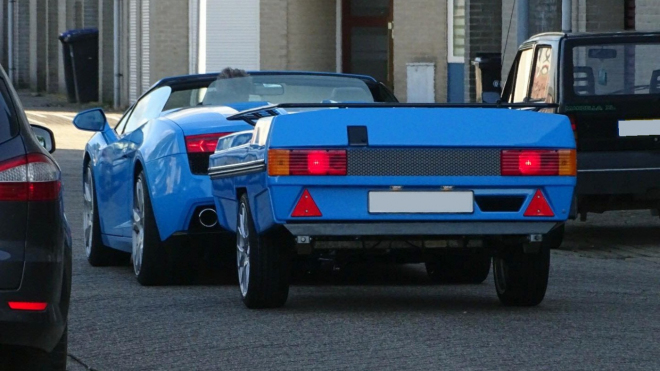Připřáhnout vozík za Lamborghini může napadnout řidiče snad jen z jediné země