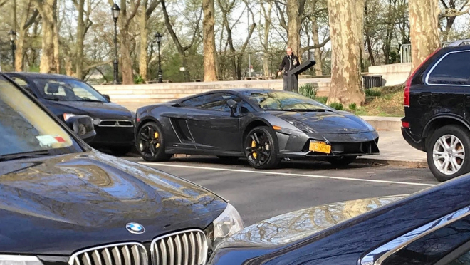 Odvážný majitel běžně parkuje své Lamborghini na ulici velkoměsta, i přes noc