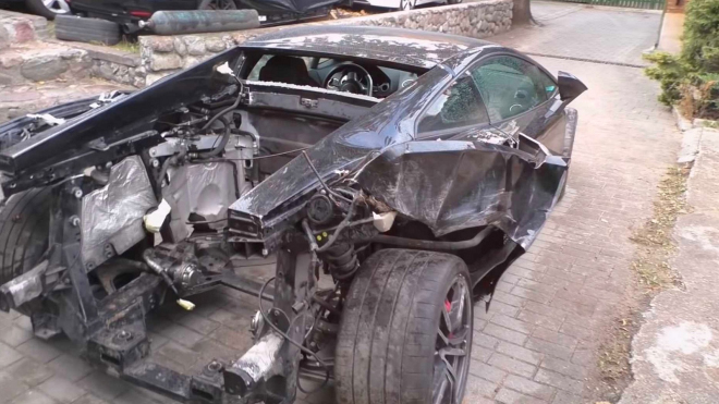 Šikovný Rus levně předělává totálně zničené Lamborghini na zánovní auto