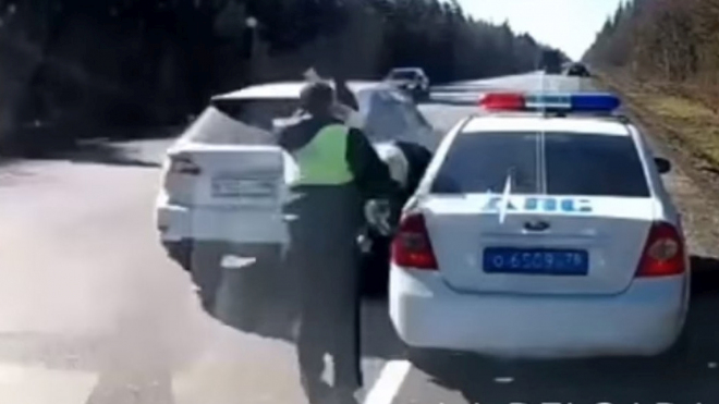 Policie nesmyslně riskuje, když zastavuje auta na krajnicích silnic či dokonce dálnic