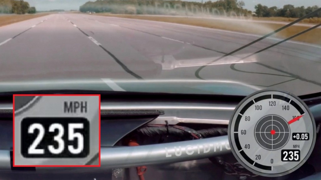 Podívejte se na nejrychlejší čtyřdveřové auto světa v akci, zvládá 379 km/h