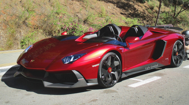 Úchvatné Lamborghini Aventador J není jen garážová královna, bylo nafoceno na ulici v Marbelle