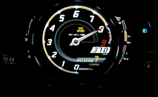 Lamborghini Aventador v akci na okruhu i na dálnici při 370 km/h (video)