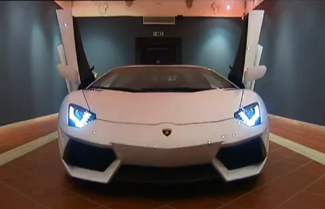 Jak protáhnout Lamborghini Aventador dveřmi menšími, než je ono samo? (video)