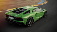 Lamborghini Aventador S se snaží zapůsobit na nových fotkách a videích