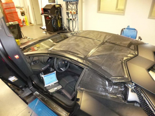 Lamborghini Aventador Roadster: býk shodil střechu a nabral koně, neoficiálně