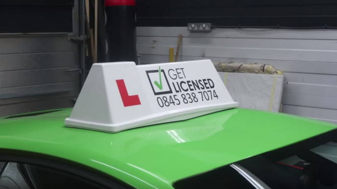Nejdražší autoškolu světa provozuji v Londýně. Stojí 600 tisíc, auto odpovídá