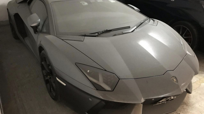 Na tohle opuštěné Lamborghini už přes 5 let sedá prach. Všichni se bojí ho koupit