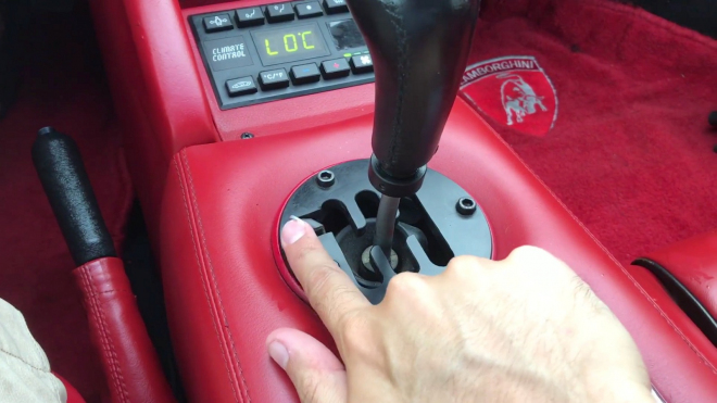 Bizarnosti tohoto auta připomínají, jak krásně bláznivé byly italské sporťáky