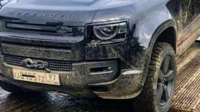 Při natáčení bondovky byl bez maskování nafocen nový Defender s ruskou značkou
