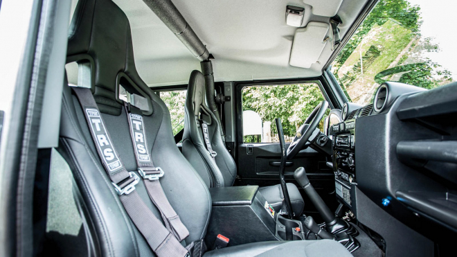 Nemáte rádi Jamese Bonda? Kupte si auto těch, kteří mu naposledy šli po krku