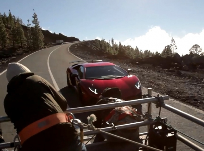 Lamborghini Aventador SV na videu z natáčení také není slyšet, podstata je jinde