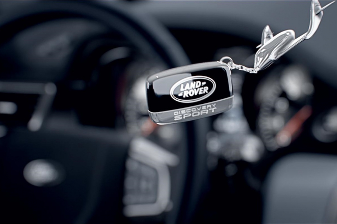 Land Rover Discovery Sport ukázal interiér, plně se odhalí v září (+ video)