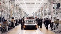 Automobilka &bdquo;zrádců Tesly&rdquo; padá ke dnu. Po prodělání 79 miliard propouští skoro pětinu lidí, konec může být nadosah