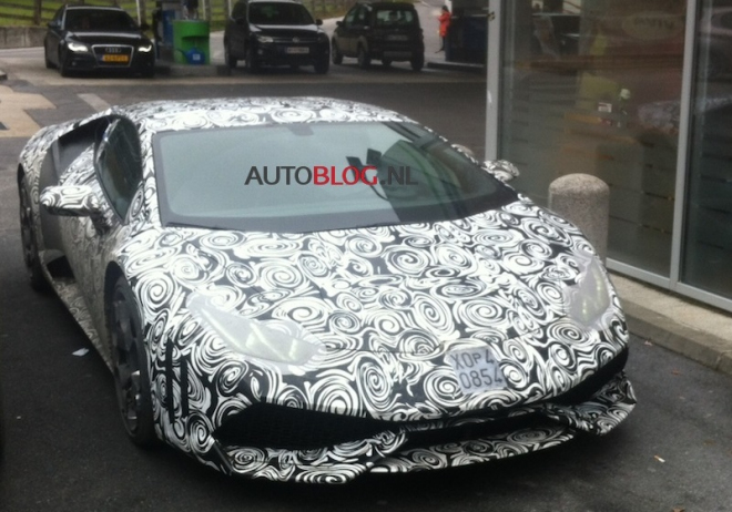 Lamborghini Cabrera ukázalo na nových špionážních fotkách své skutečné tvary