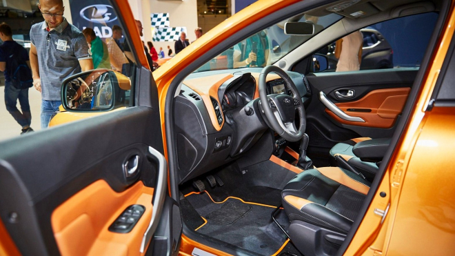 Lada začala prodávat novou vlajkovou loď. I v plné výbavě je kouzelně laciná