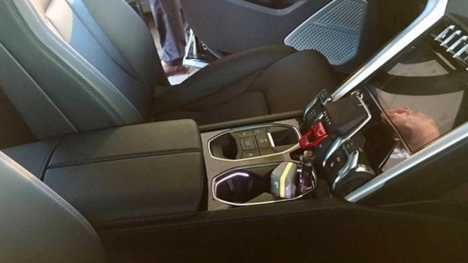 Interiér Lamborghini Urus nafocen bez maskování, i SUV se startuje jako stíhačka