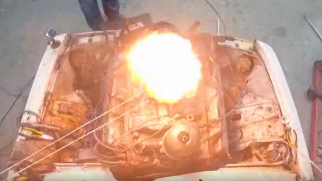 Rus nacpal do staré Lady obří motor 7,0 V8 z armádního náklaďáku, teď šlehá plameny