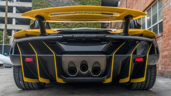 Lamborghini Centenario ve žluté ohromilo Američany, sluší mu nejvíc ze všech