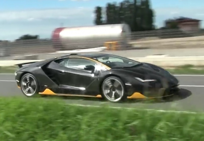 Lamborghini Centenario natočeno při jízdě, i pomalu zní pěkně (videa)