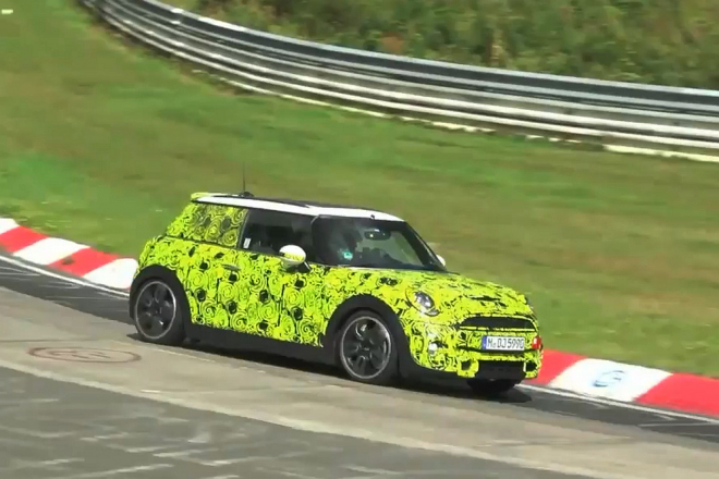 Mini Cooper S 2014 se hlásí jako další nadějný brusič asfaltu na Nordschleife (video)