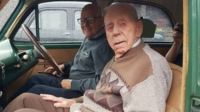 Muž se o 100. narozeninách znovu setkal s autem, které koupil, když mu bylo 41 let