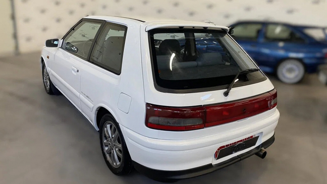 Tohle nuzně vypadající, 34 let staré auto s utopenými 15palcovými koly a 181 tisíci km se má prodat za víc než 1 milion Kč. A není to překlep