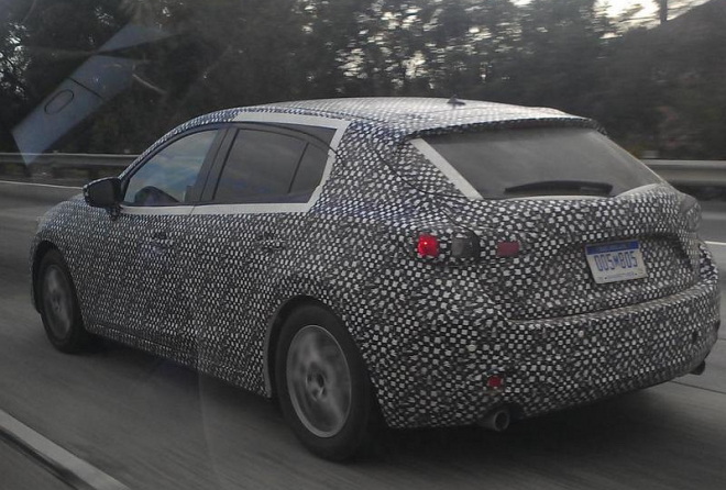 Nová Mazda 3 2014 znovu nafocena, záběry ze všech stran ukazují ještě více