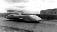 Rekordní Koenigsegg jako první v historii pokořil i nacistické monstrum z roku 1937
