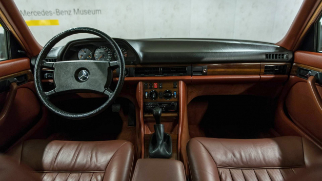 Muzeum Mercedesu prodává vzácnou třídu S s manuální převodovkou, je jako nová
