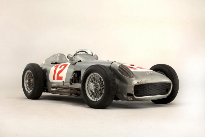 Mercedes W196: Fangiův závoďák z roku 1954, se prodal za rekordních 588 milionů