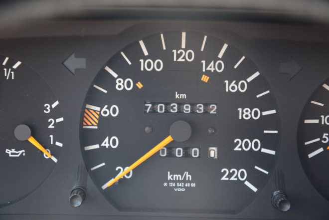 Kde jsou ty časy: takhle vypadá Mercedes W124 se 704 tisíci ujetými km