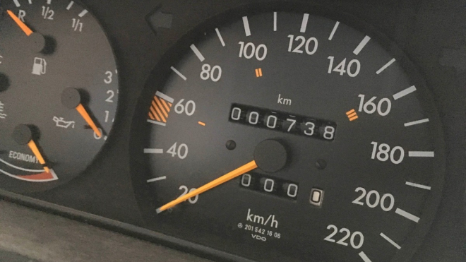 Tento nezničitelný Mercedes 31 let čeká na prvního majitele. Teď jím můžete být vy