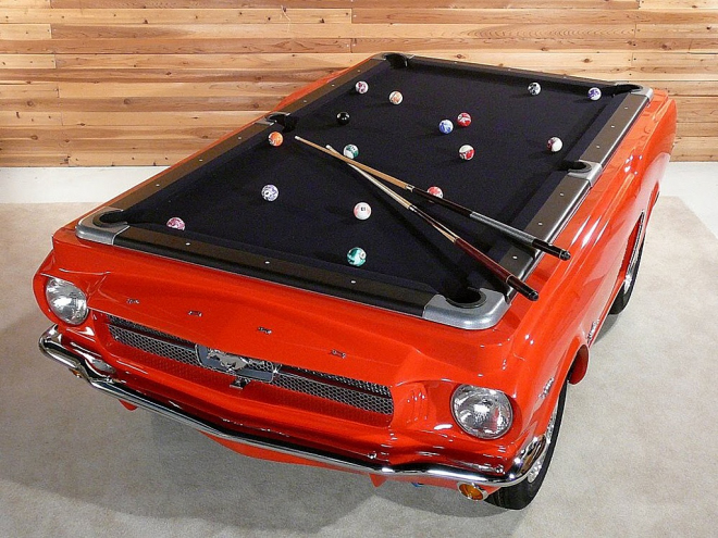 Ford Mustang a kulečník v jednom