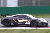 McLaren 570S GT4 natočen na Monze. Dynamikou nadchne, zvukem ani trochu (videa)