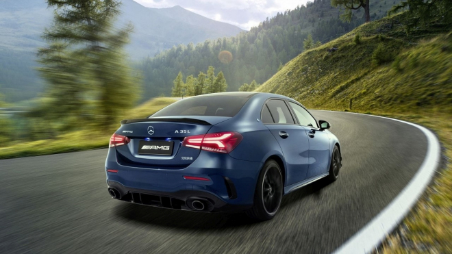 Mercedes prezentuje svou čerstvou novinku pomoci nejmizernějších fotek posledních let