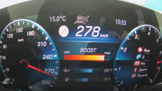 Nejsilnější kompakt dneška ukázal své pekelné zrychlení na německé dálnici